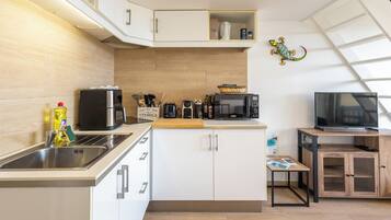 Een koelkast, een microgolfoven, een koffiezetapparaat/waterkoker