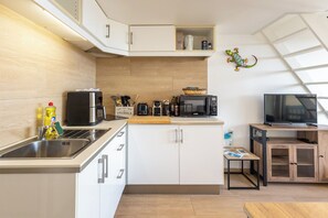 Kylskåp, mikrovågsugn, kaffe- och tebryggare och brödrost