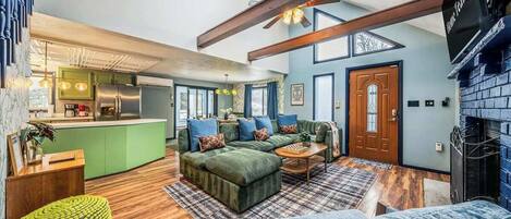 Télévision, cheminée, baby-foot, espaces bureaux