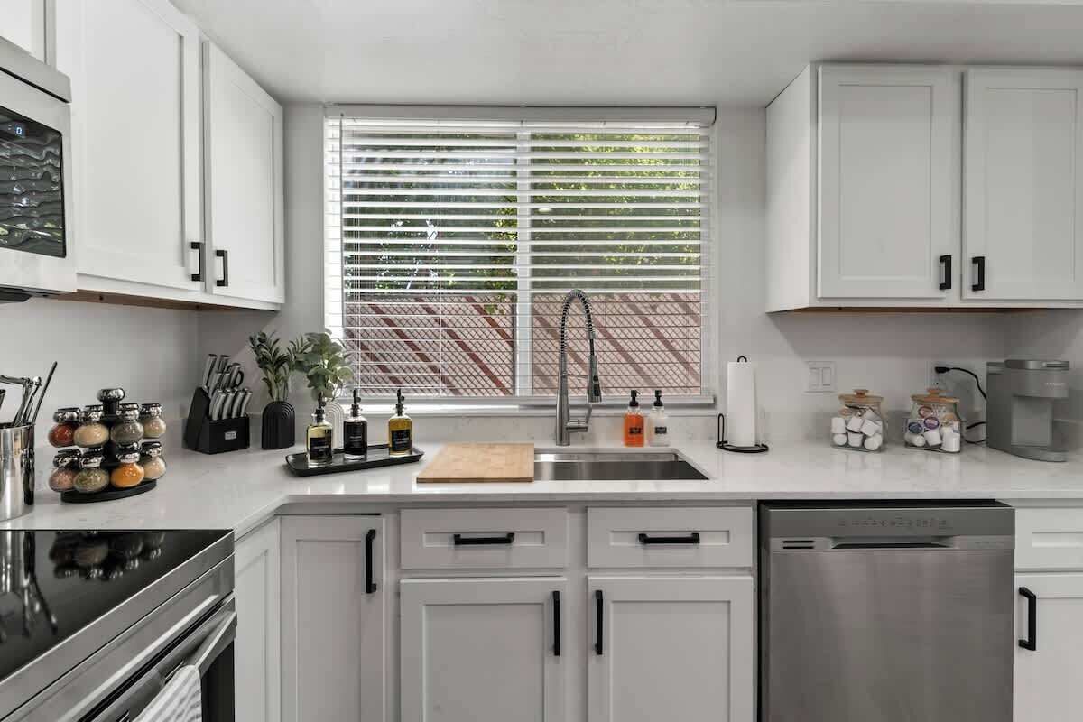 Geladeira, micro-ondas, fogão, cooktop