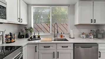 Geladeira, micro-ondas, fogão, cooktop