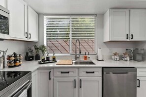 Réfrigérateur, micro-ondes, four, plaque de cuisson