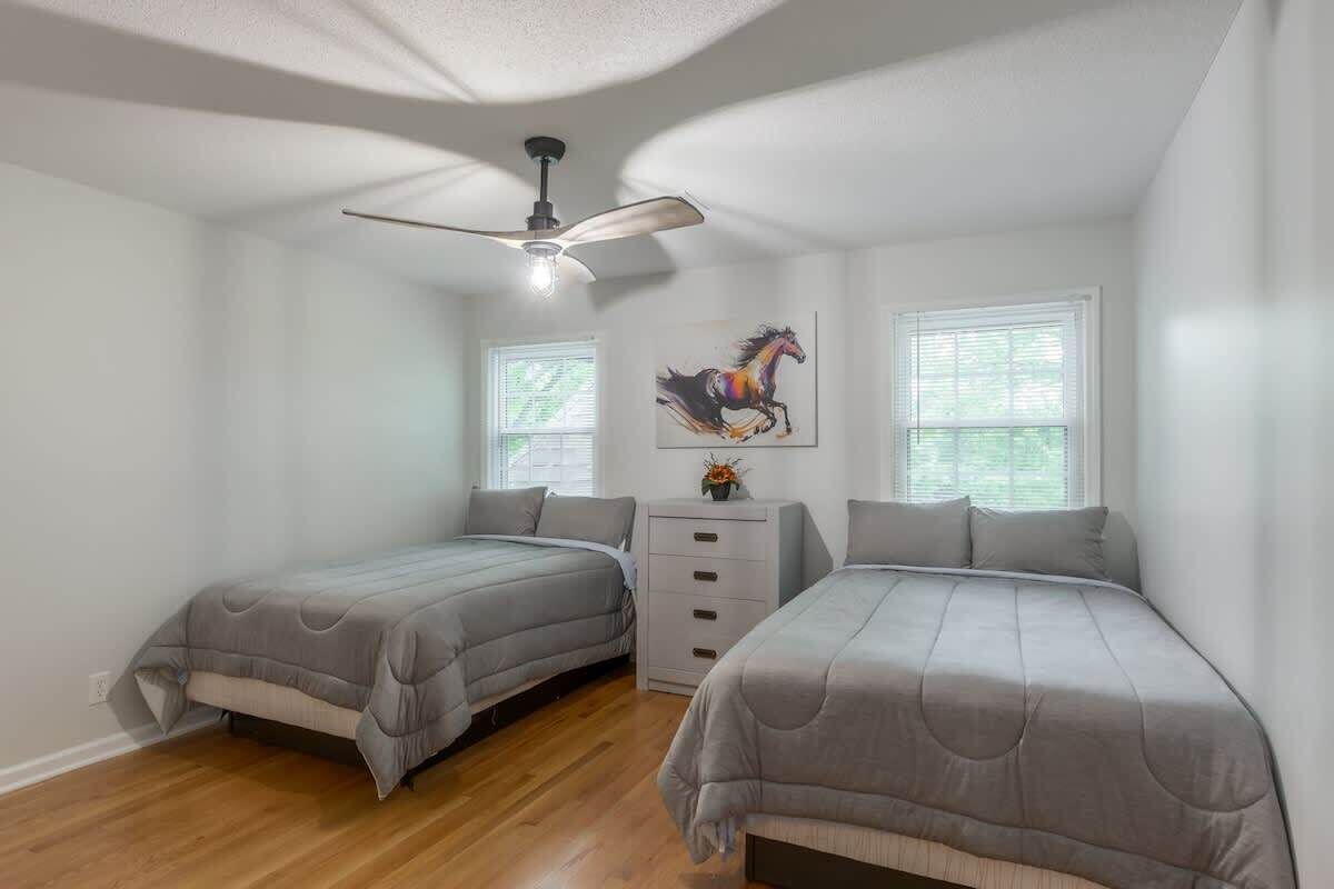 6 bedrooms, iron/ironing board, WiFi, bed sheets