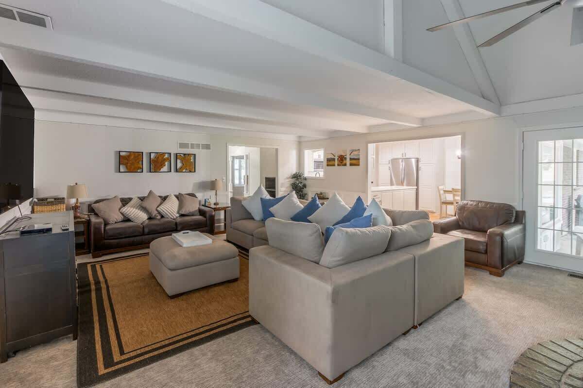 Televisión, chimenea y oficina 