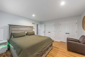 Tabla de planchar con plancha, wifi y ropa de cama 