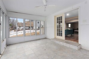 Interior - 7 King beds With 2LivingSpaces|Futbol Ready (Overland Park)