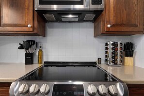 Fridge, microwave, oven, stovetop - 7 King beds With 2LivingSpaces|Futbol Ready (Overland Park)