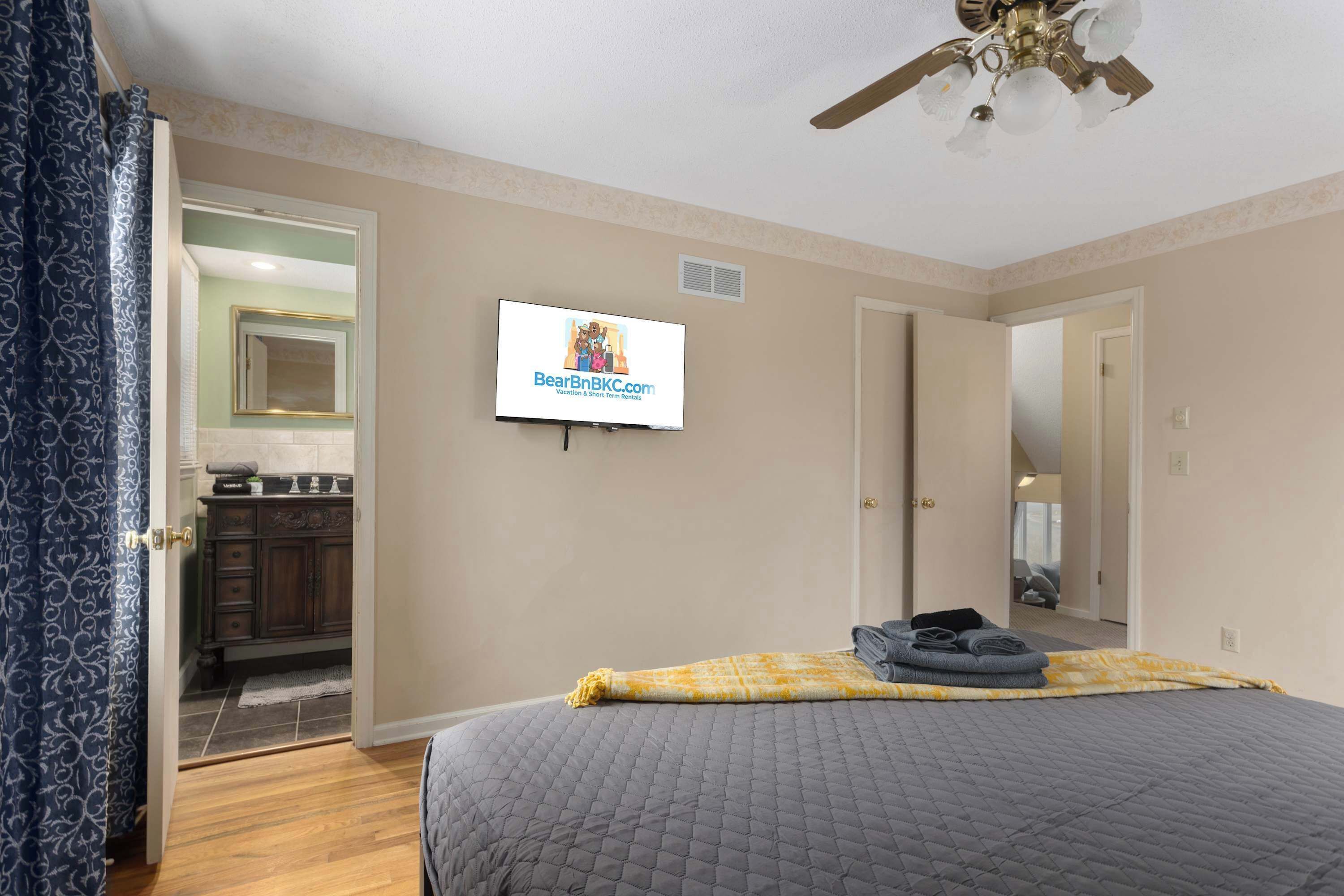 Een strijkplank/strijkijzer, reisbedje, wifi, beddengoed