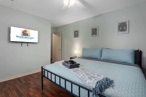 5 bedrooms, iron/ironing board, travel crib, WiFi - 7 King beds With 2LivingSpaces|Futbol Ready (Overland Park)