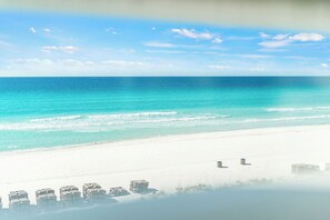 Beach towels - Beachfront Condo- Pools, Hot Tubs & Balcony Views (Panama City Beach)