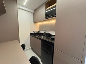 Basic Studio | Private kitchen | Fridge, microwave, cookware/dishes/utensils - Flat Cabo Branco Aurea 409 50m do mar (João Pessoa)
