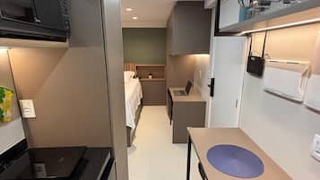 Basic Studio | Private kitchen | Fridge, microwave, cookware/dishes/utensils
