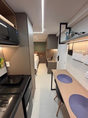 ベーシック スタジオ | 専用キッチン | 冷蔵庫、電子レンジ、調理器具と食器