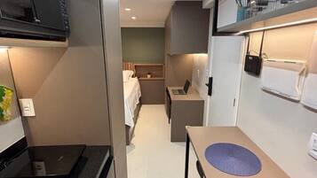 Basic Studio | Private kitchen | Fridge, microwave, cookware/dishes/utensils