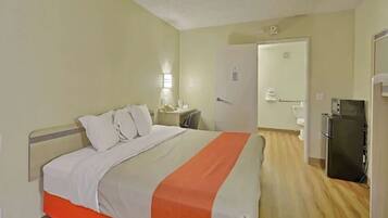 Room, 1 King Bed, Non Smoking | Desk, free WiFi