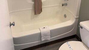 Ein Badezimmer mit Badewanne, Dusche und Toilette.