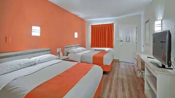 Quarto, 2 camas Queen, chuveiro com barras de apoio, para não fumantes | Escrivaninha, Wi-Fi de cortesia