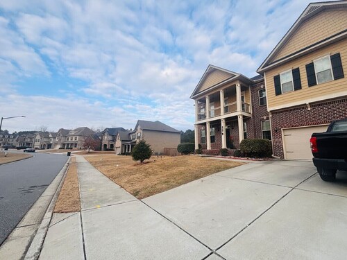 Modern Kitchen•3BR BSMT•Priv back Entry•Near Lake