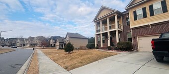 Modern Kitchen•3BR BSMT•Priv back Entry•Near Lake