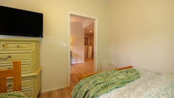 Desk, iron/ironing board, WiFi, bed sheets