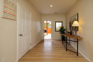 Interior - Modern Kitchen•3BR BSMT•Priv back Entry•Near Lake (Acworth)