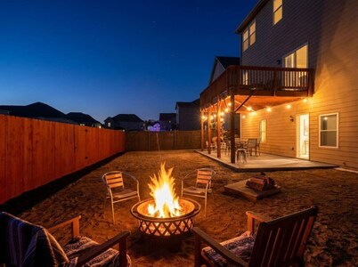 Modern Kitchen•3BR BSMT•Priv back Entry•Near Lake
