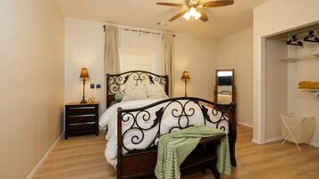 办公桌、熨斗/熨衣板、WiFi、床单