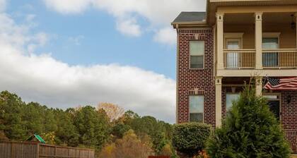 Modern Kitchen•3BR BSMT•Priv back Entry•Near Lake