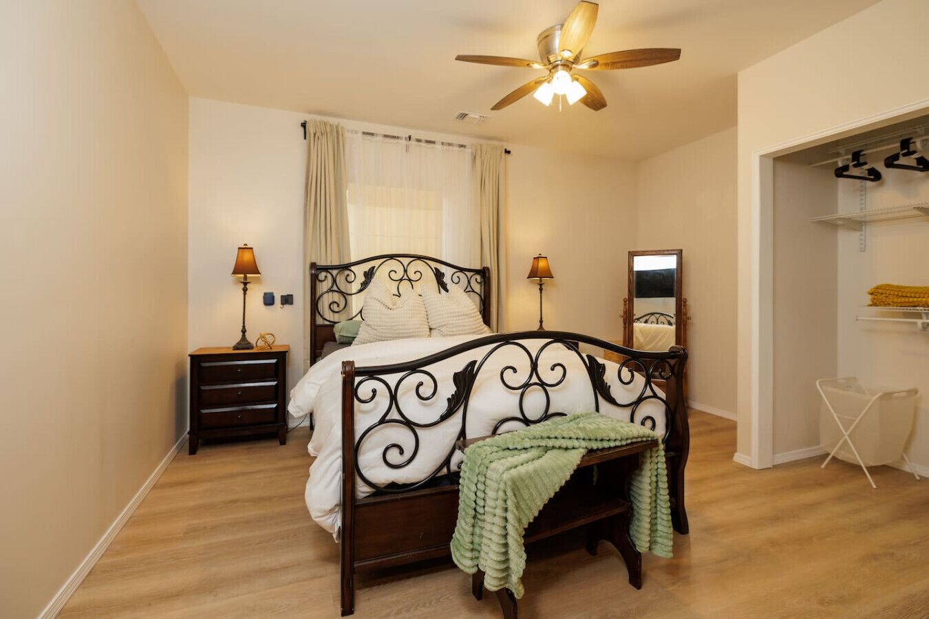 Desk, iron/ironing board, WiFi, bed sheets