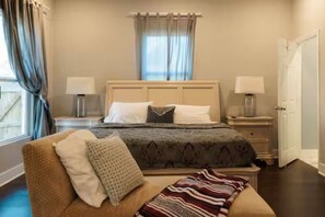 Escritorio, tabla de planchar con plancha, cuna de viaje y wifi