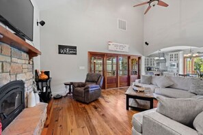 TV, fireplace - Spacious 5-bedroom house in fabulous Springfield, La with Waterfront access! (Springfield)