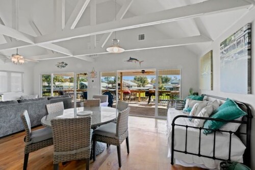 Spacious 5-bedroom house in fabulous Springfield, La with Waterfront access!