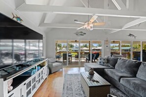 TV, fireplace - Spacious 5-bedroom house in fabulous Springfield, La with Waterfront access! (Springfield)