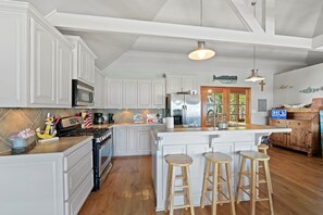 Microwave, oven, stovetop, dishwasher - Spacious 5-bedroom house in fabulous Springfield, La with Waterfront access! (Springfield)