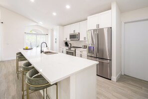 Private kitchen - Spacious 4-bedroom Home in Davenport Near Disney & Orlando (Davenport)