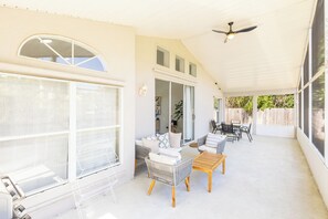 Outdoor dining - Spacious 4-bedroom Home in Davenport Near Disney & Orlando (Davenport)