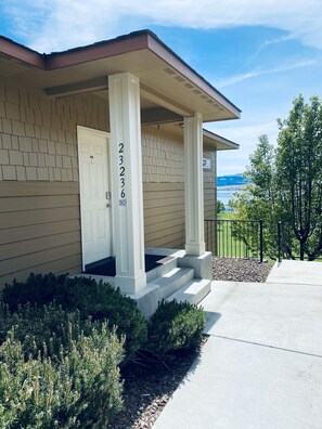 Property grounds - B07-Spacious 3-bedroom townhome in tranquil Quincy with AC (Quincy)