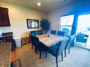 Dining - B07-Spacious 3-bedroom townhome in tranquil Quincy with AC (Quincy)