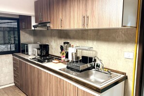 Kühlschrank, Mikrowelle, Herdplatte, Wasserkocher mit Kaffee-/Teezubehör