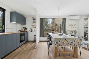 Fridge, oven, stovetop, coffee/tea maker - Holiday home in Ejerslev Lyng on northern Mors (Nykøbing M)