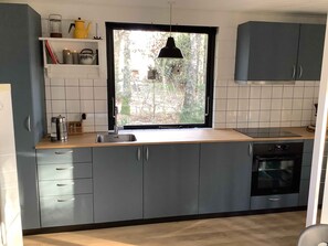 Réfrigérateur, four, plaque de cuisson, cafetière/bouilloire