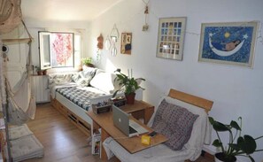 Living area - Cute 2/3 rooms in the historic center, including cat ;-) (Nice)