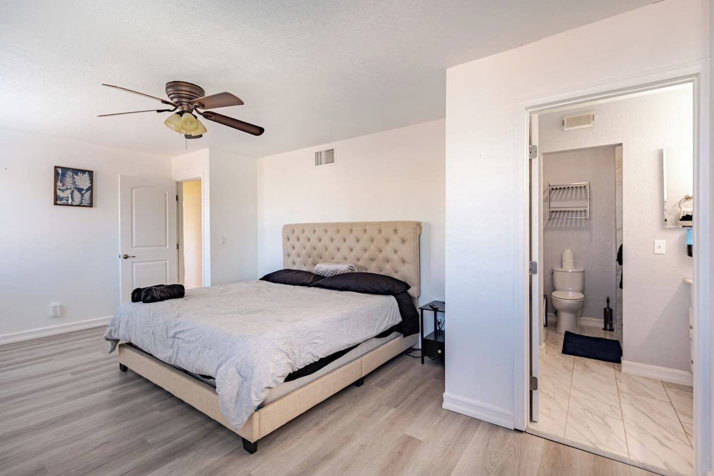 Escritorio, tabla de planchar con plancha, cuna de viaje y wifi 