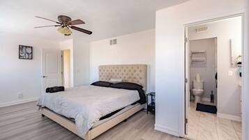 Escritorio, tabla de planchar con plancha, cuna de viaje y wifi