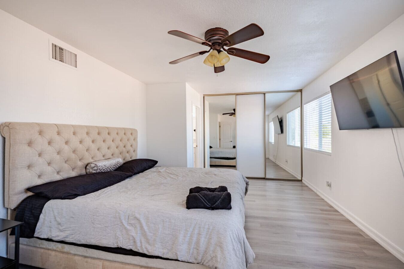 4 habitaciones, escritorio y tabla de planchar con plancha 