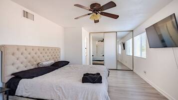 4 habitaciones, escritorio y tabla de planchar con plancha