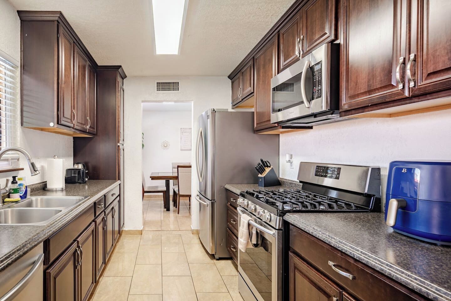 Refrigerador, microondas, horno y parrilla de estufa 