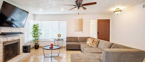 Televisión, chimenea, estéreo