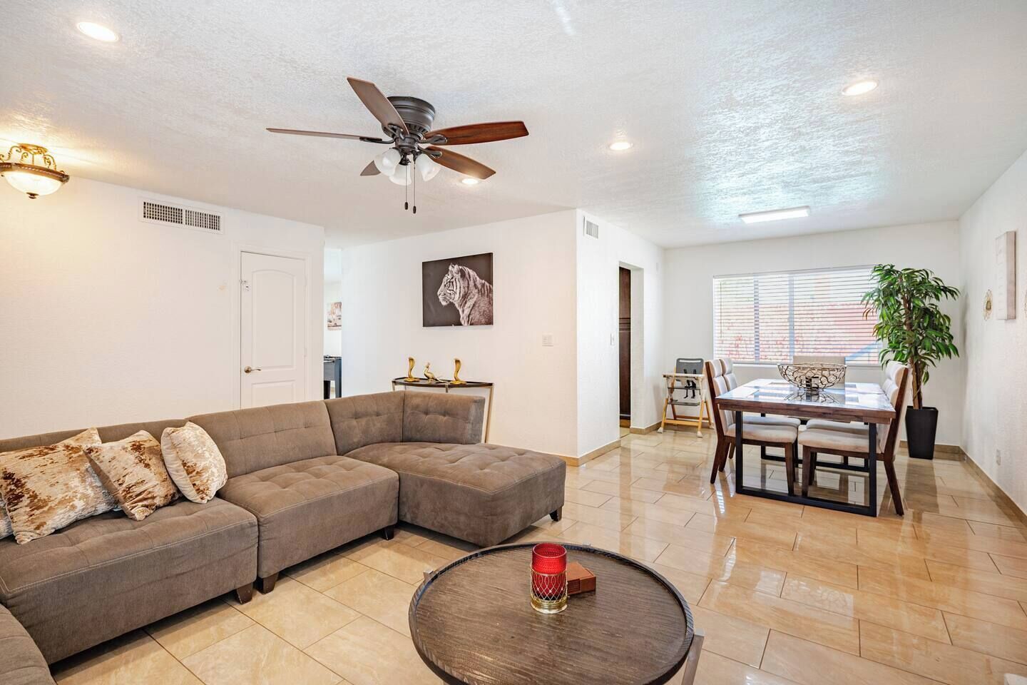 Televisión, chimenea y estéreo 