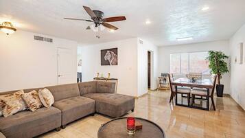 Televisión, chimenea y estéreo